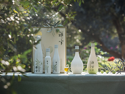 祥宇特級(jí)初榨橄欖油，純手工采摘、精選優(yōu)質(zhì)油橄欖鮮果，用意大利貝亞雷斯全自動(dòng)設(shè)備物理冷榨工藝，在鮮果采摘后8小時(shí)內(nèi)限時(shí)鮮榨而成。